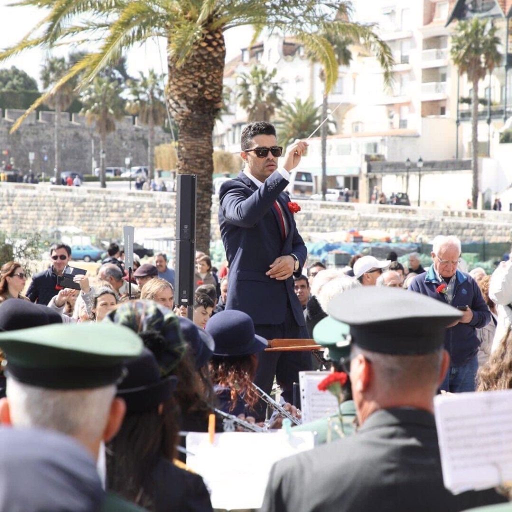 Celebramos Abril da melhor forma, juntos e através da música. A Banda Filarmónica da SMUP junta-se às bandas do concelho para um concerto conjunto na Baía de Cascais. 25 de Abril 2023