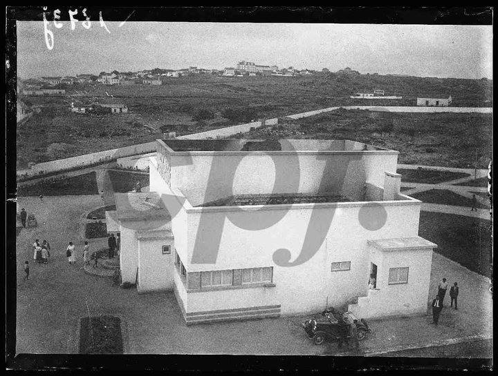 Radio Clube Português na Parede ao longe avista-se a antiga Vila Braz e os terrenos onde seria construído o Bairro das caixas na Parede