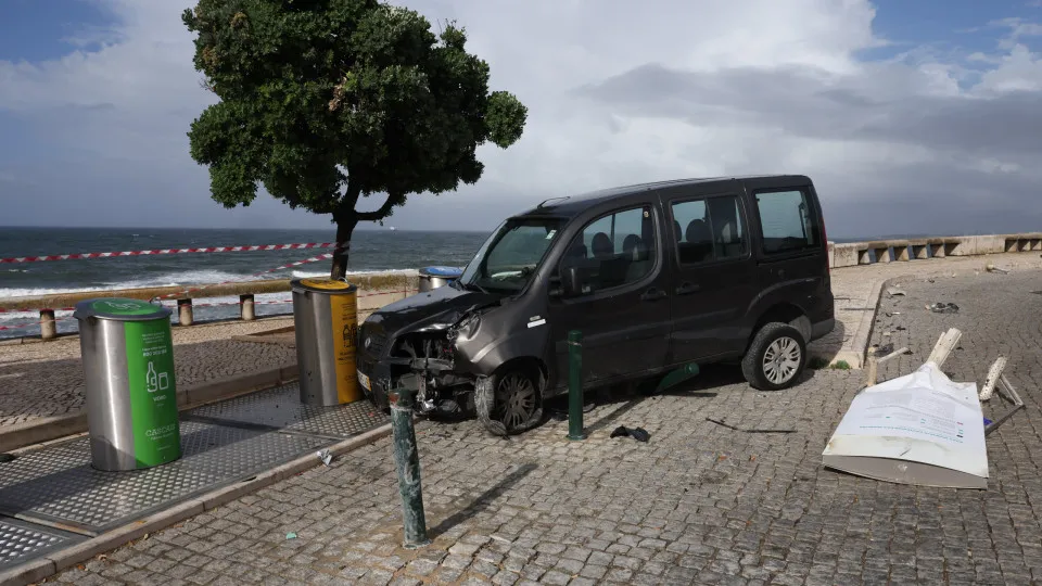 Um morto em despiste na Marginal junto à Parede: "Saiu da estrada e caiu"